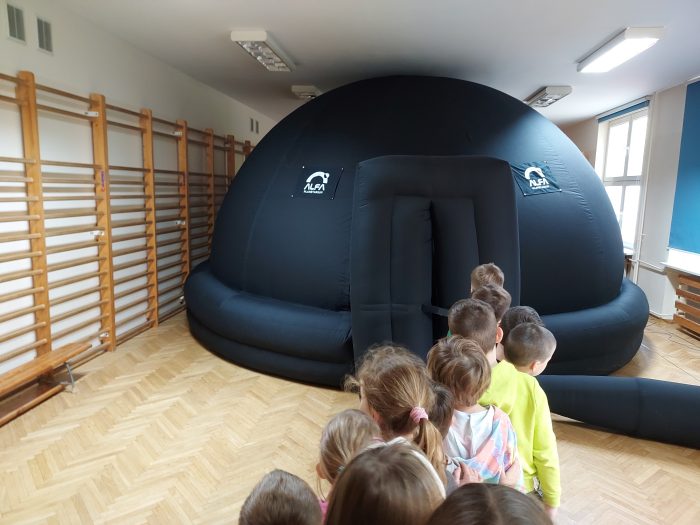 Planetarium na sali gimnastycznej