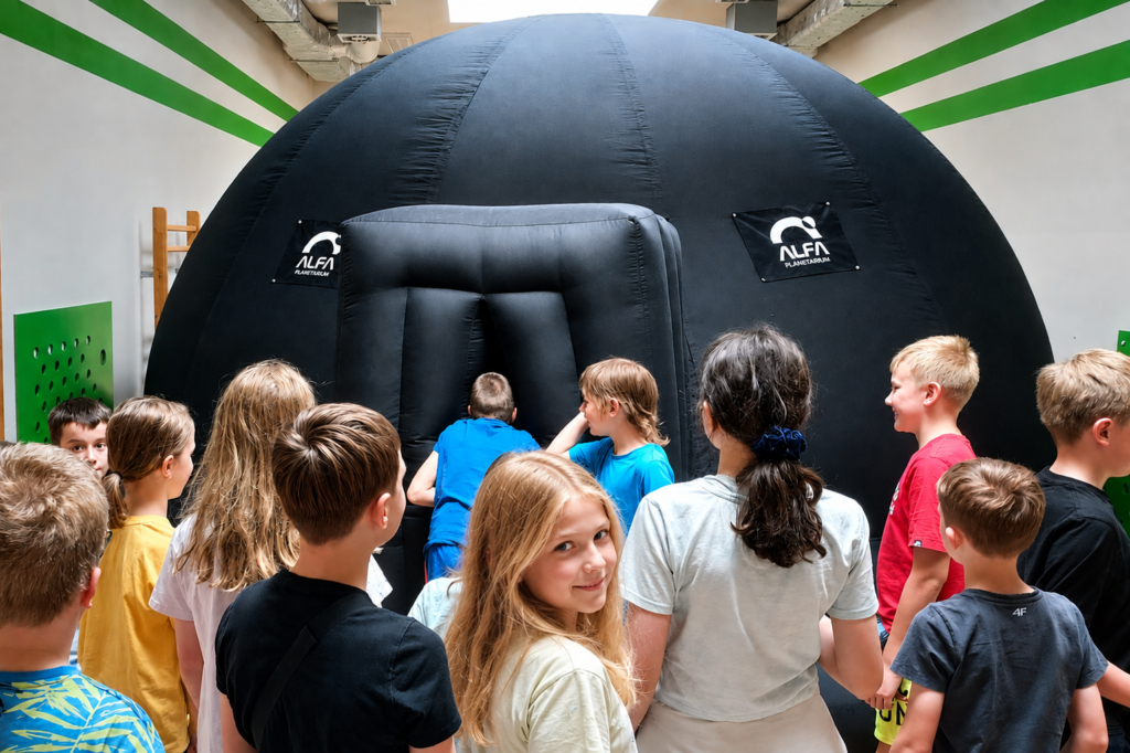 Nastolatki stojące przed kopułą Alfa Planetarium