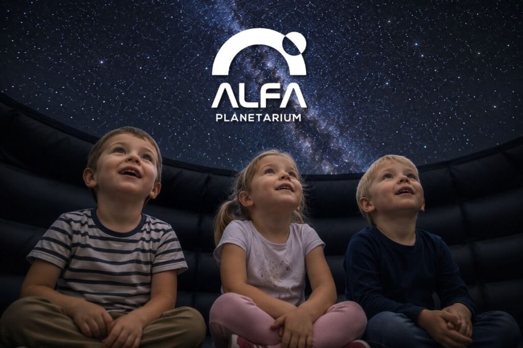 Dzieci podczas pokazu w mobilnym Alfa Planetarium